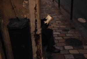 Foto de persona leyendo