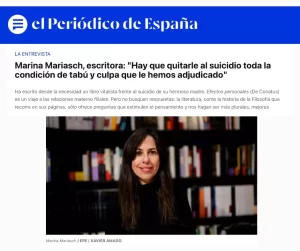 Efectos Personales de Marina Mariasch, publicada en el periódico de España, con una cita de la autora sobre el suicidio y la relación materno-filial.